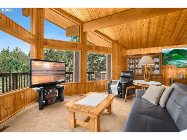 Living Room-Vaulted Ceilings