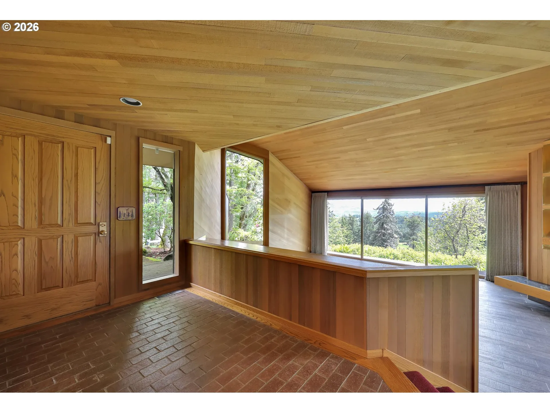 Living Room/Entrance