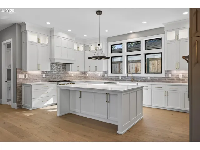 Kitchen-Breakfast Bar