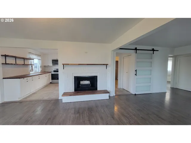 Living Room-Fireplace