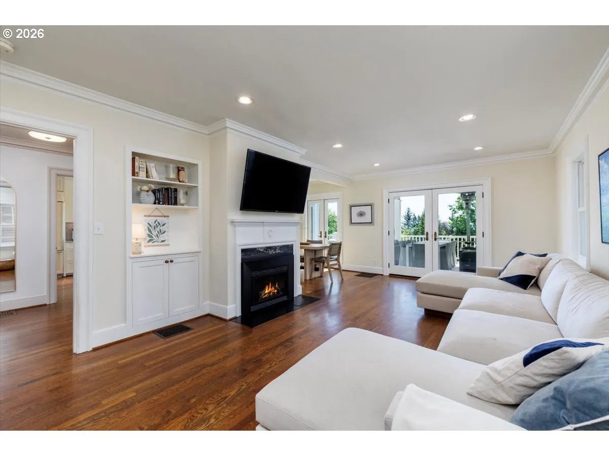 Living Room-Built-In Shelving