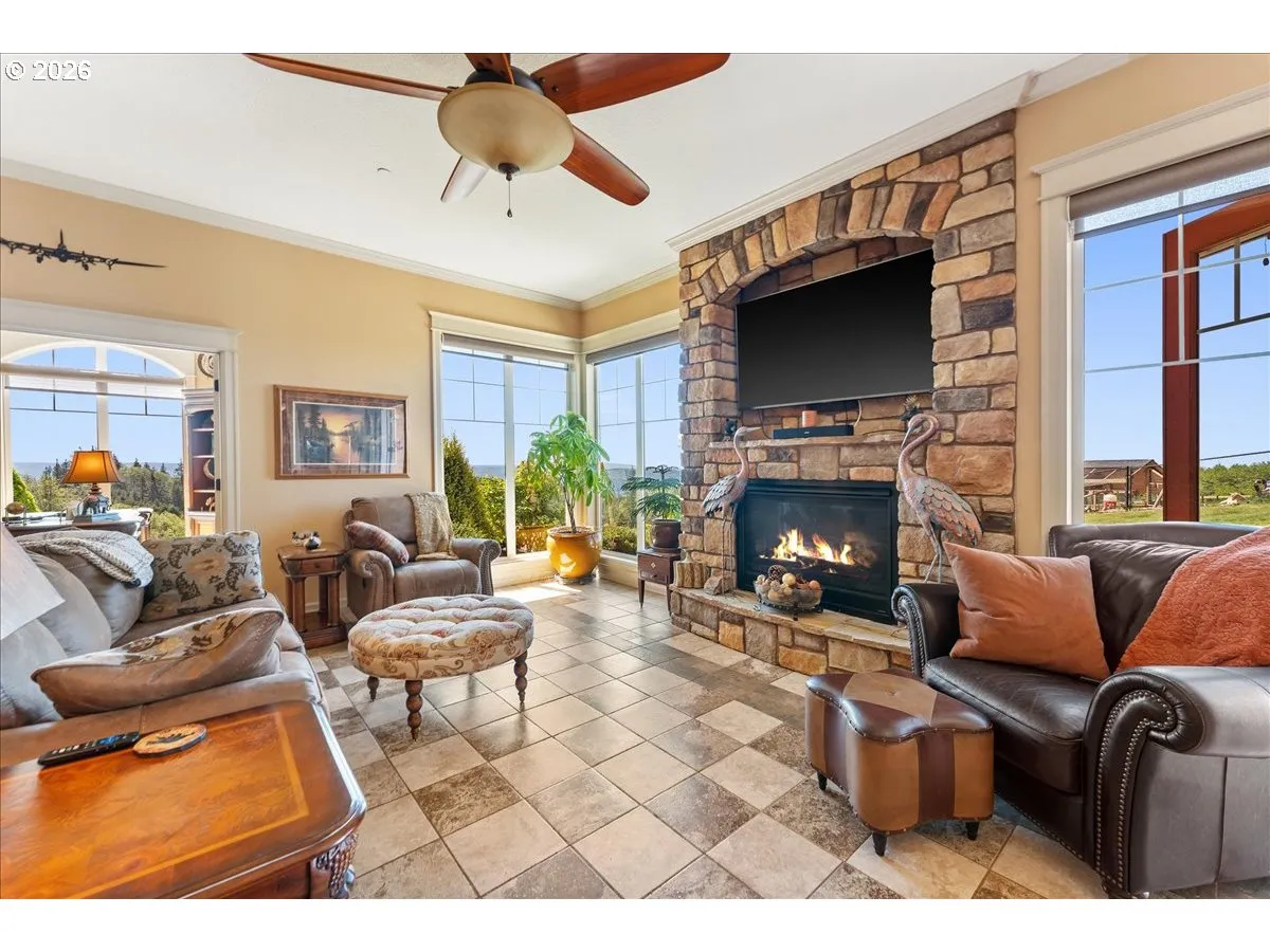Living Room-Fireplace