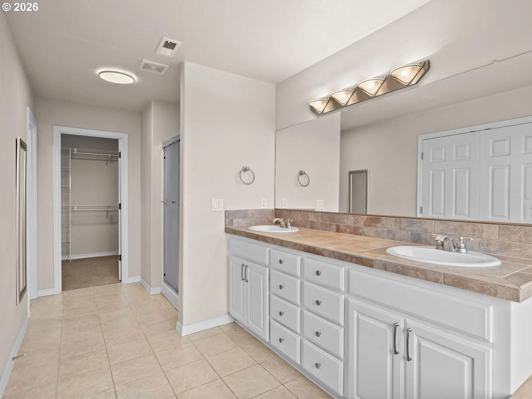 Bathroom, Attached-Walk-In Closet
