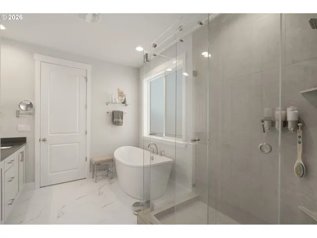 Bedroom, Owner's Suite-Main
