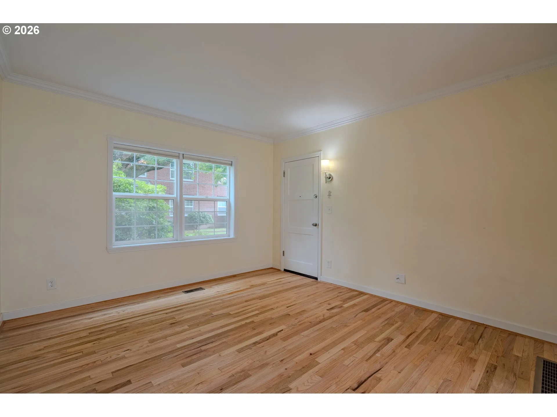 Living Room/Entrance
