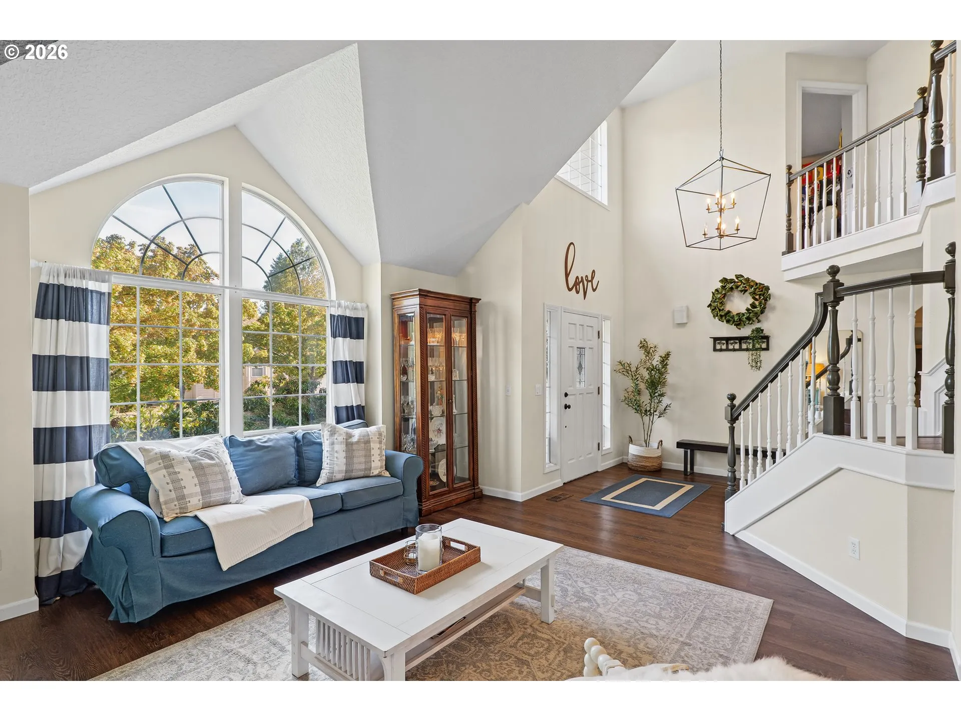 Living Room/Entrance
