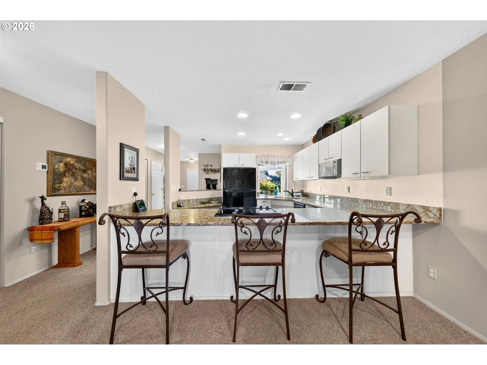 Kitchen-Breakfast Bar