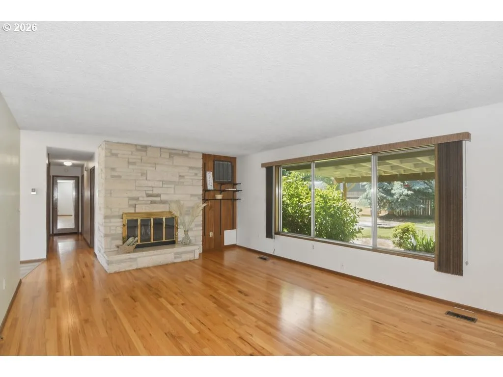 Living Room-Fireplace