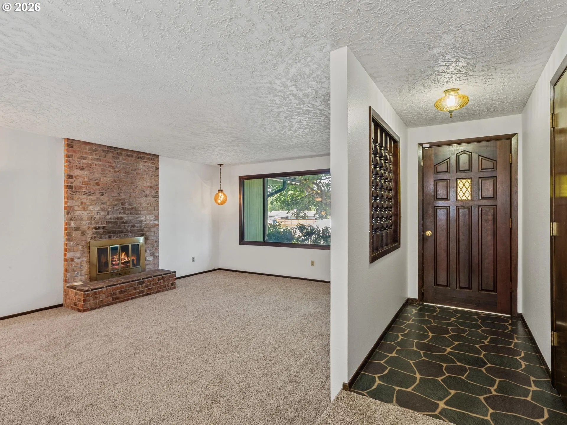 Living Room/Entrance