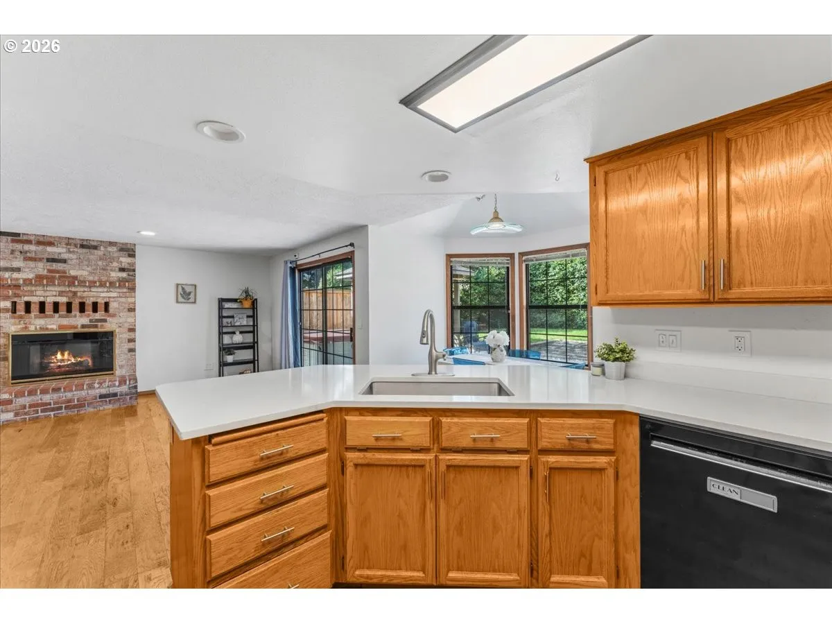 Kitchen-Breakfast Bar