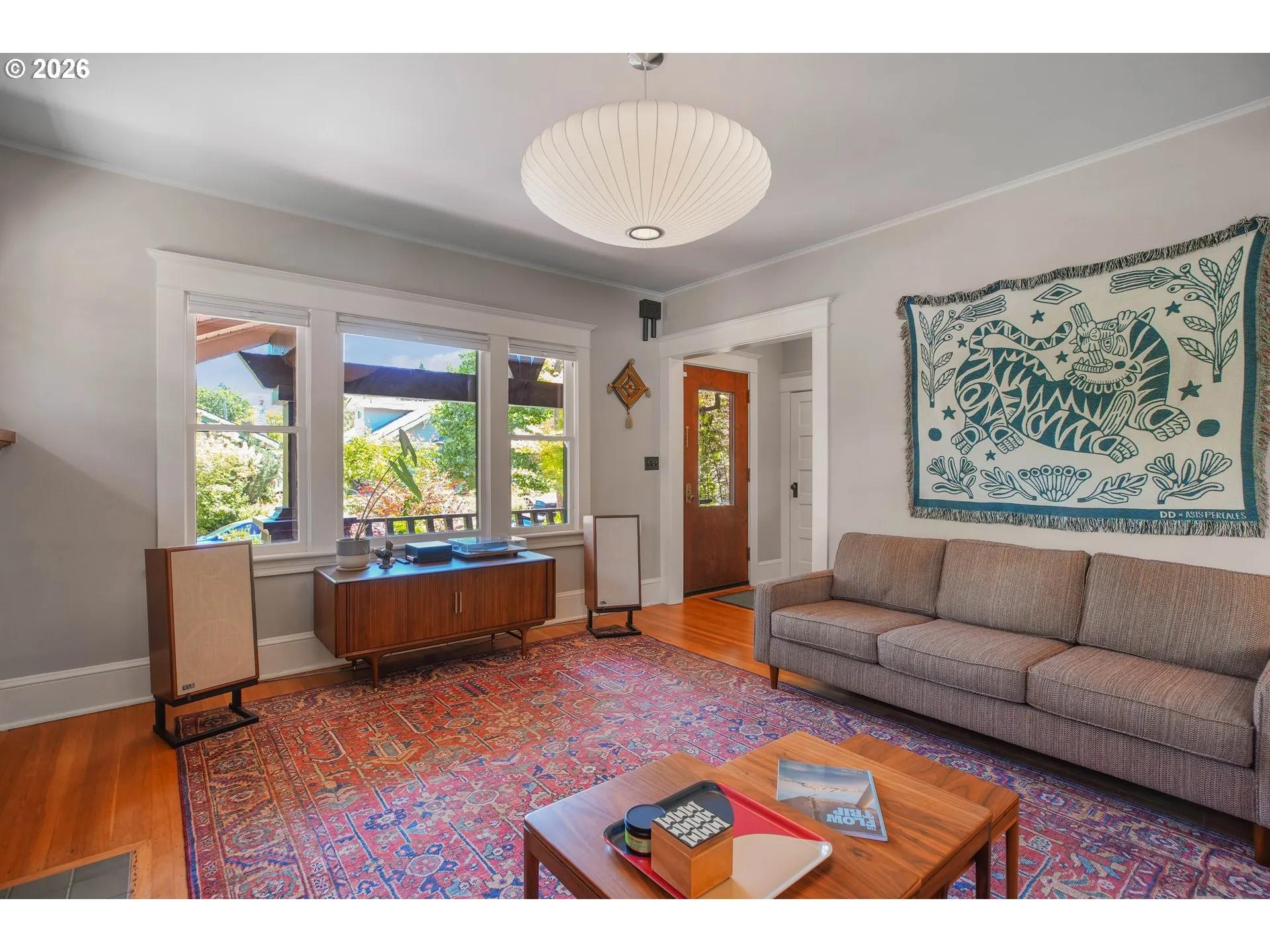 Living Room/Entrance