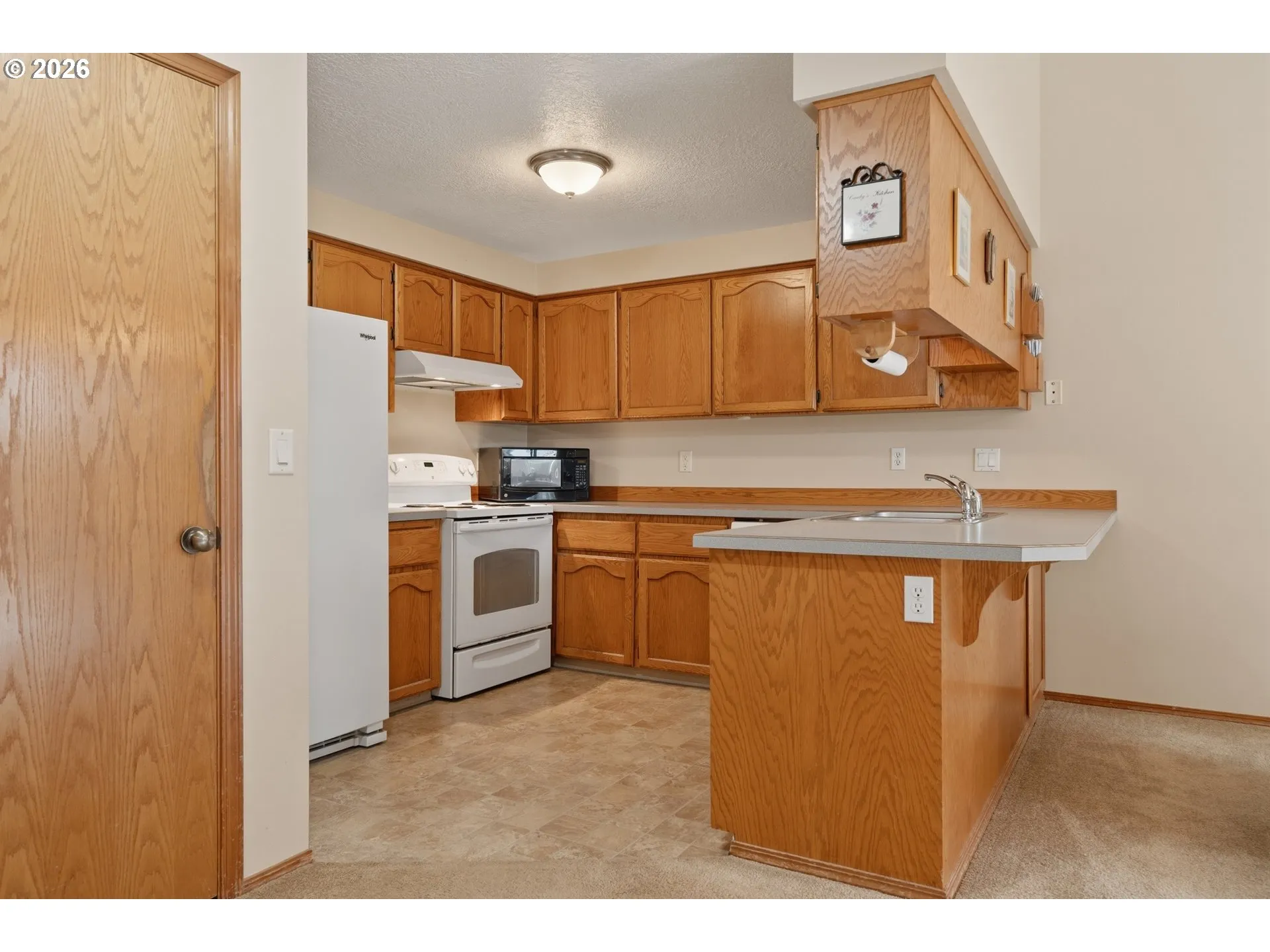 Kitchen-Breakfast Bar