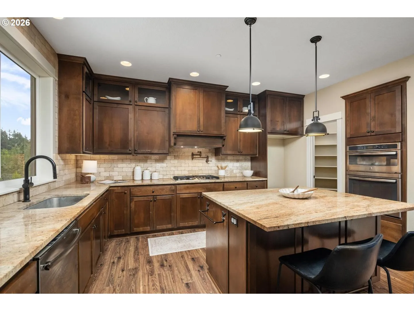 Kitchen-Breakfast Bar
