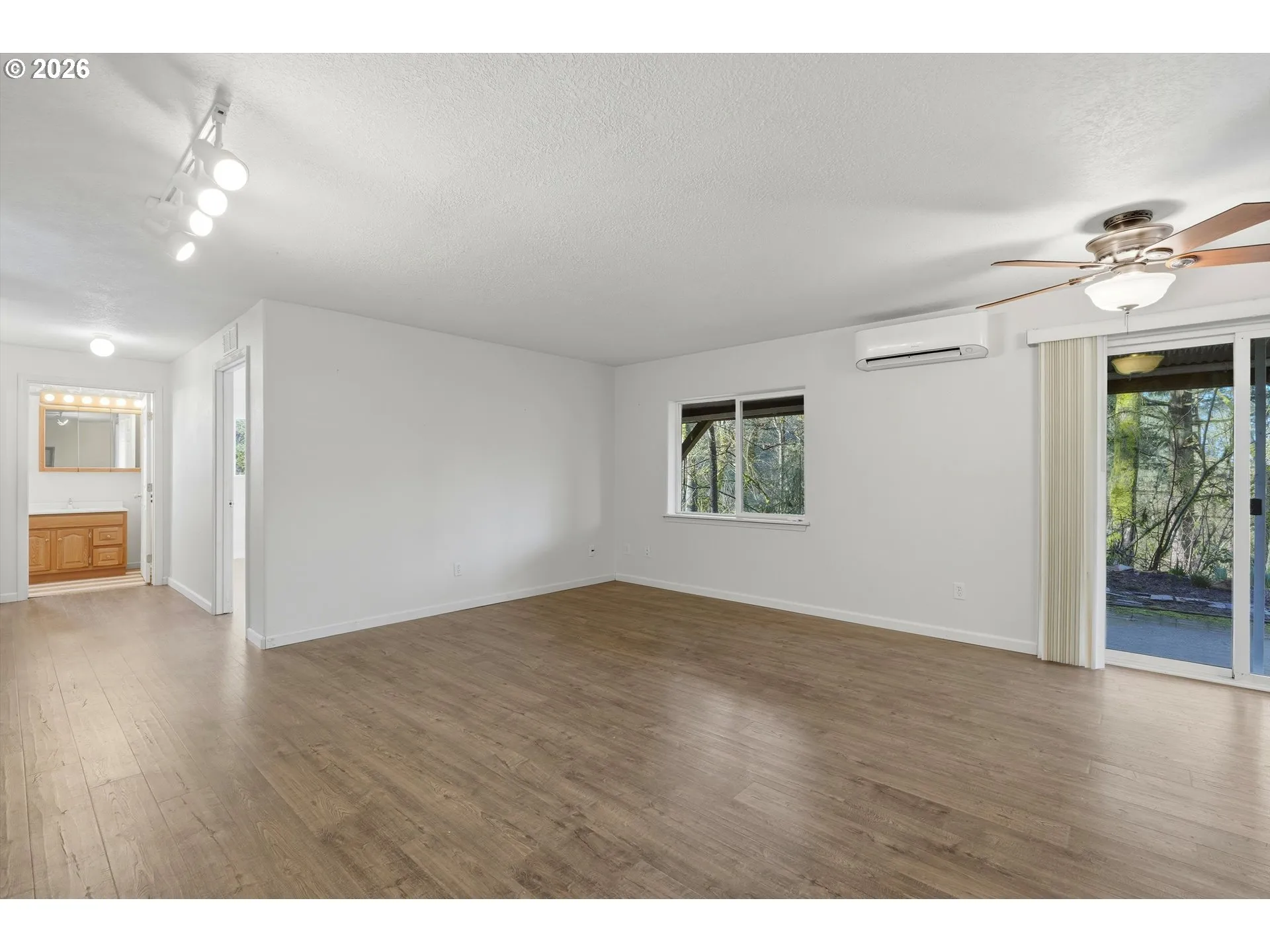 Living Room/Entrance