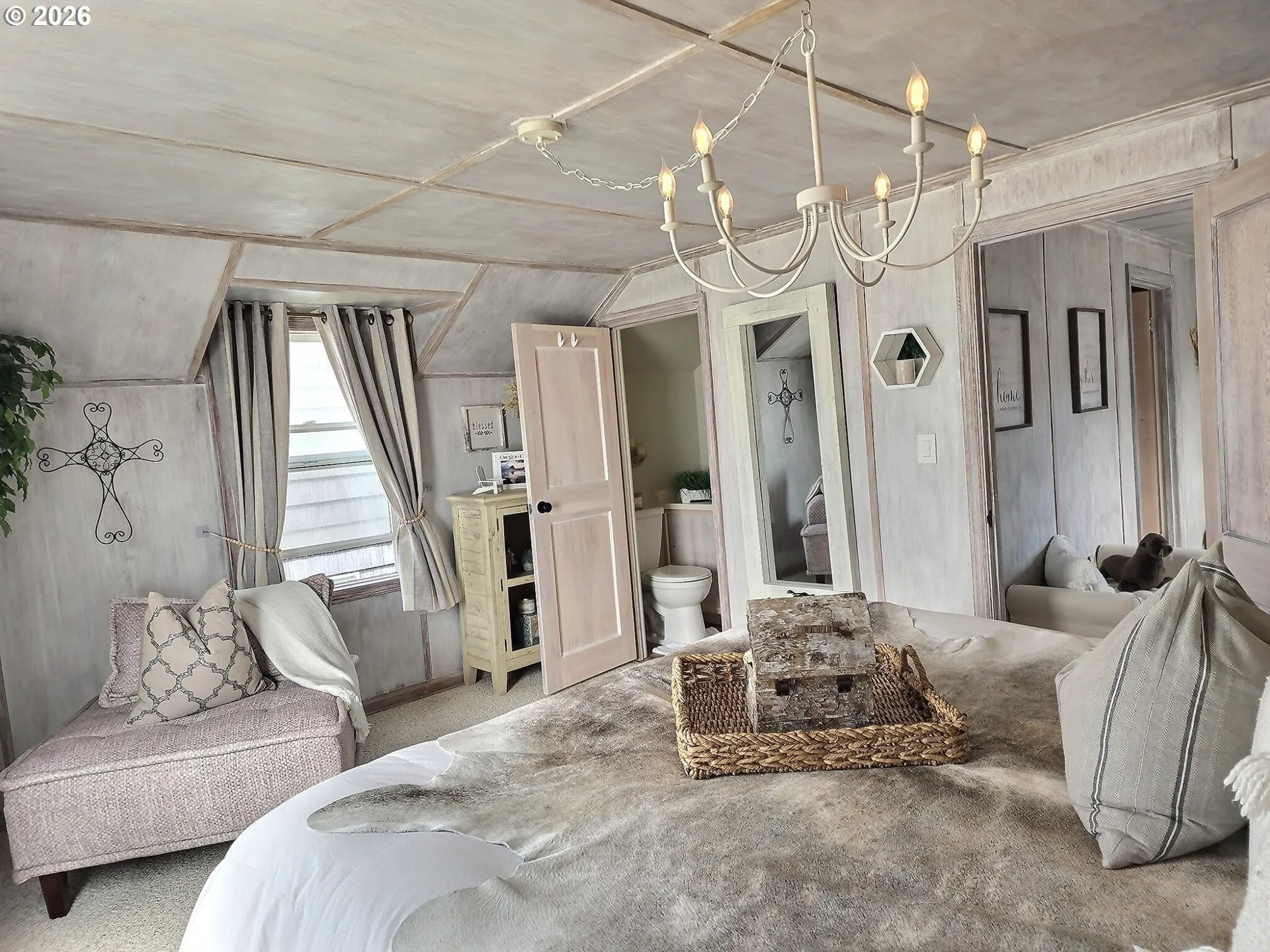 Bedroom, Owner's Suite-Upper
