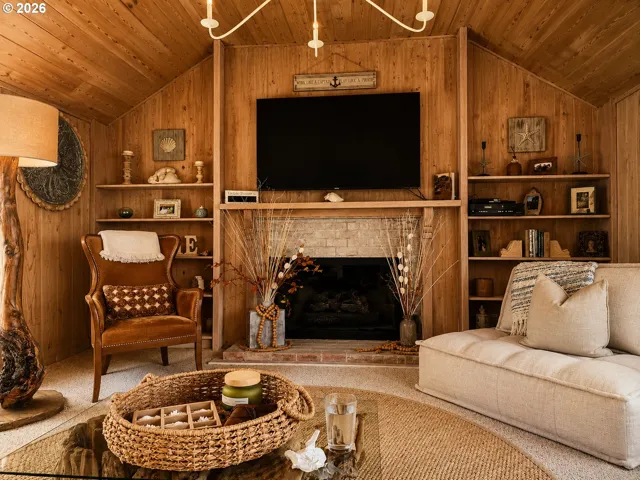 Living Room-Built-In Shelving