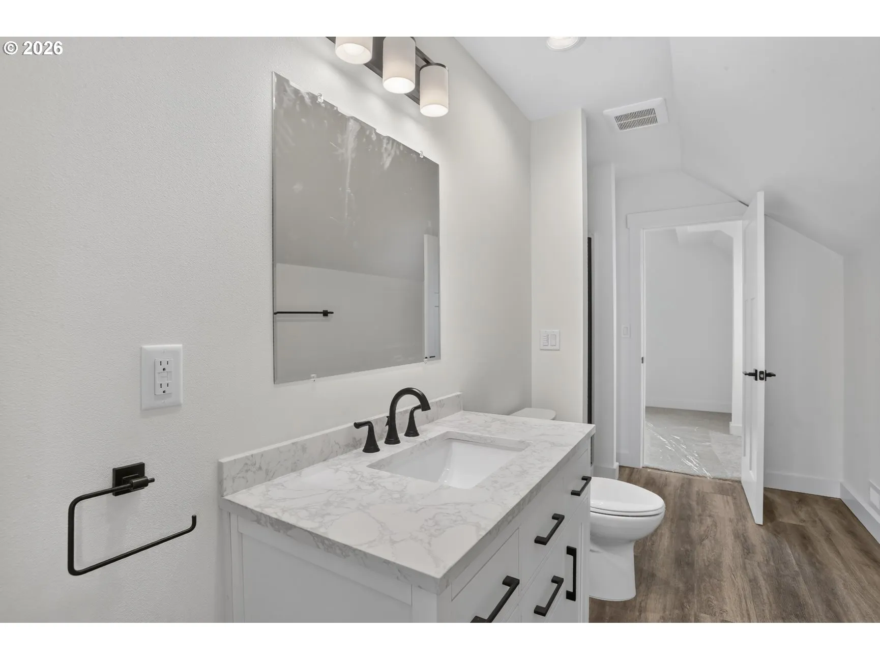 Bathroom, Continental-Upper