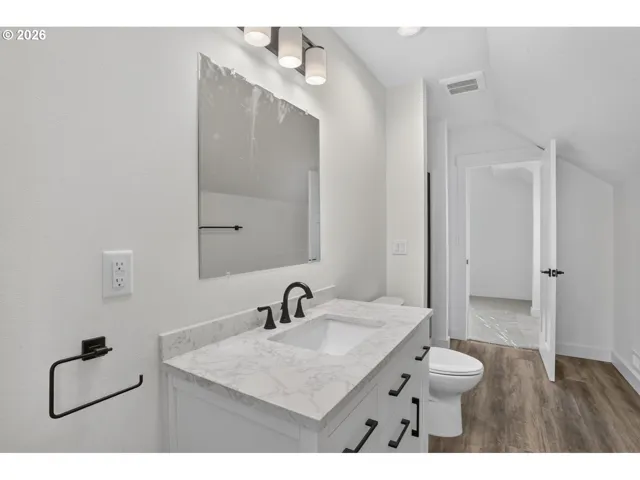 Bathroom, Continental-Upper