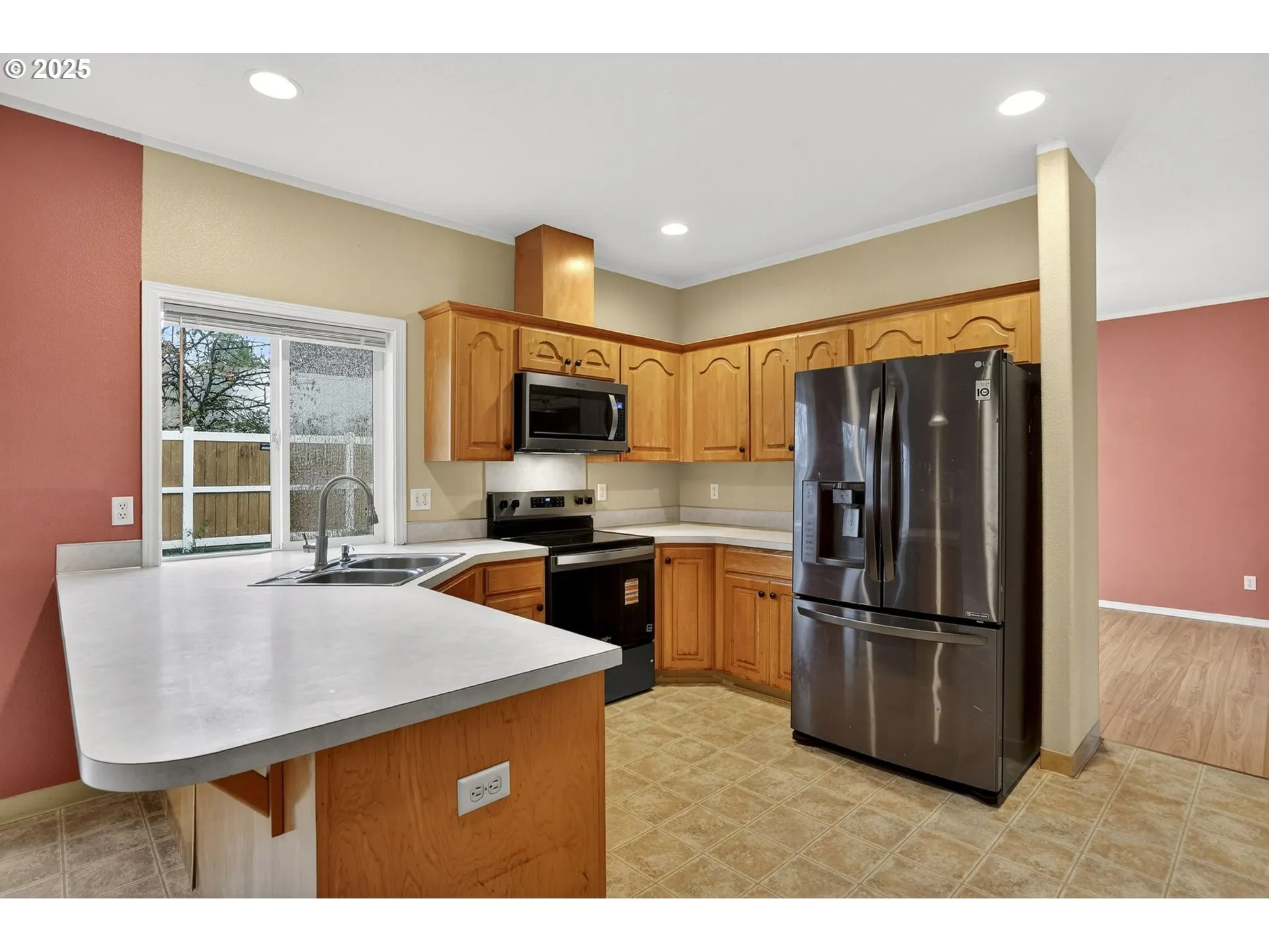 Kitchen-Breakfast Bar