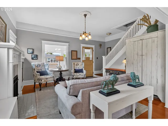 Living Room/Entrance