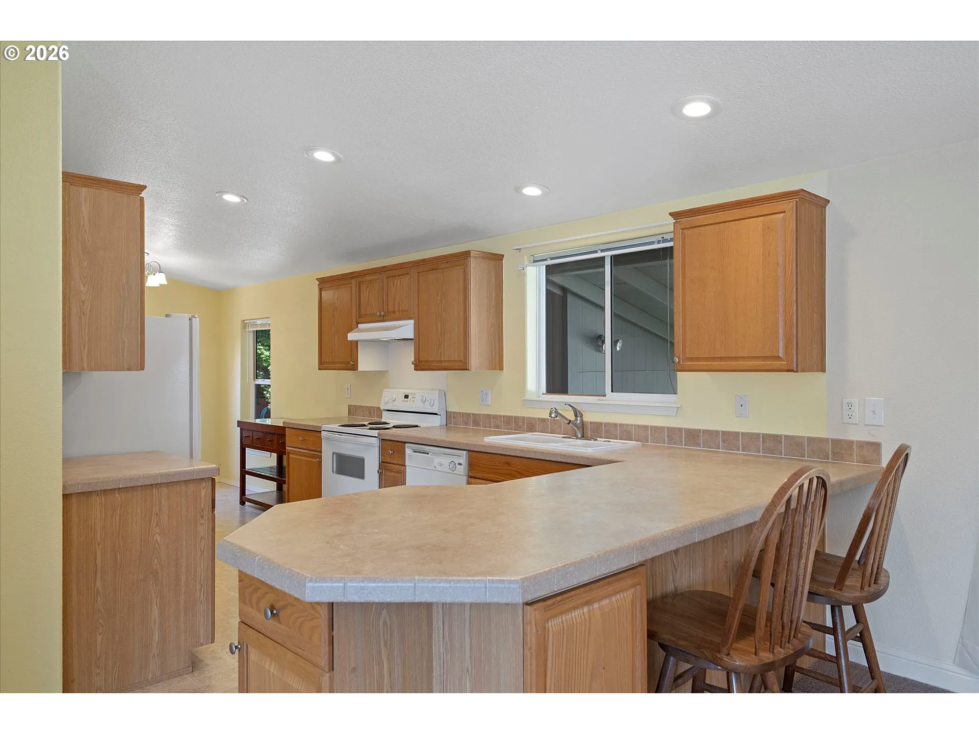 Kitchen-Breakfast Bar