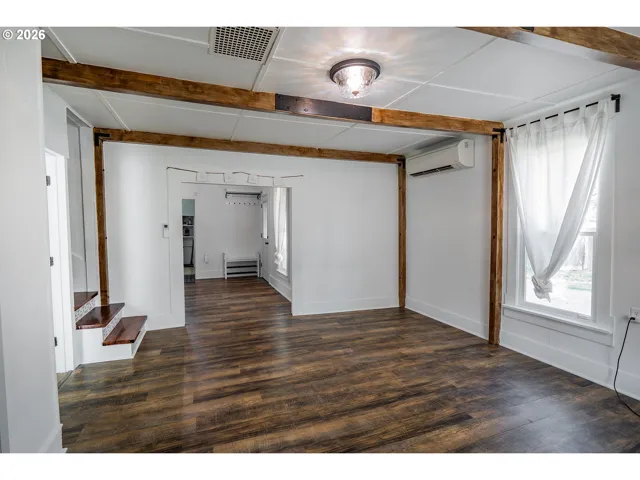 Living Room/Entrance