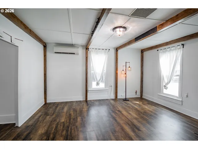Living Room/Entrance