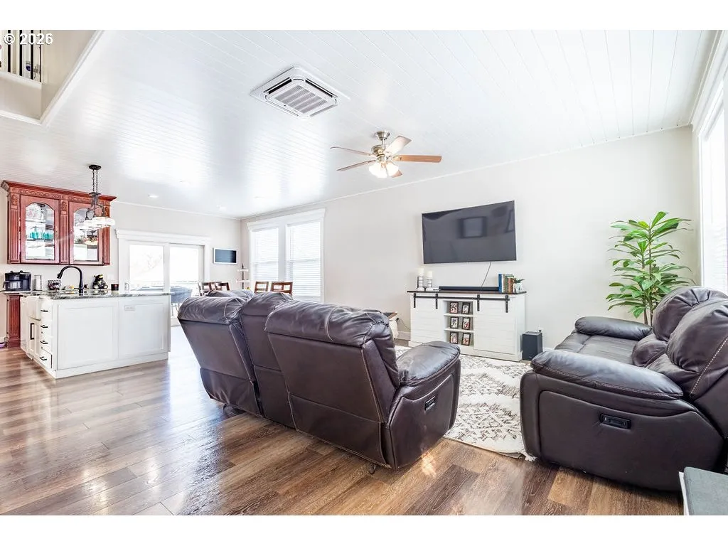 Living Room/Entrance