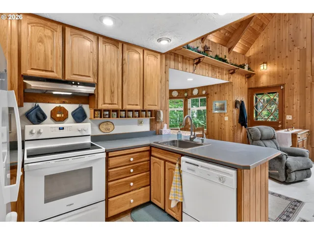 Kitchen-Breakfast Bar