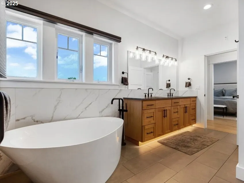 Bathroom, Attached-Garden Tub