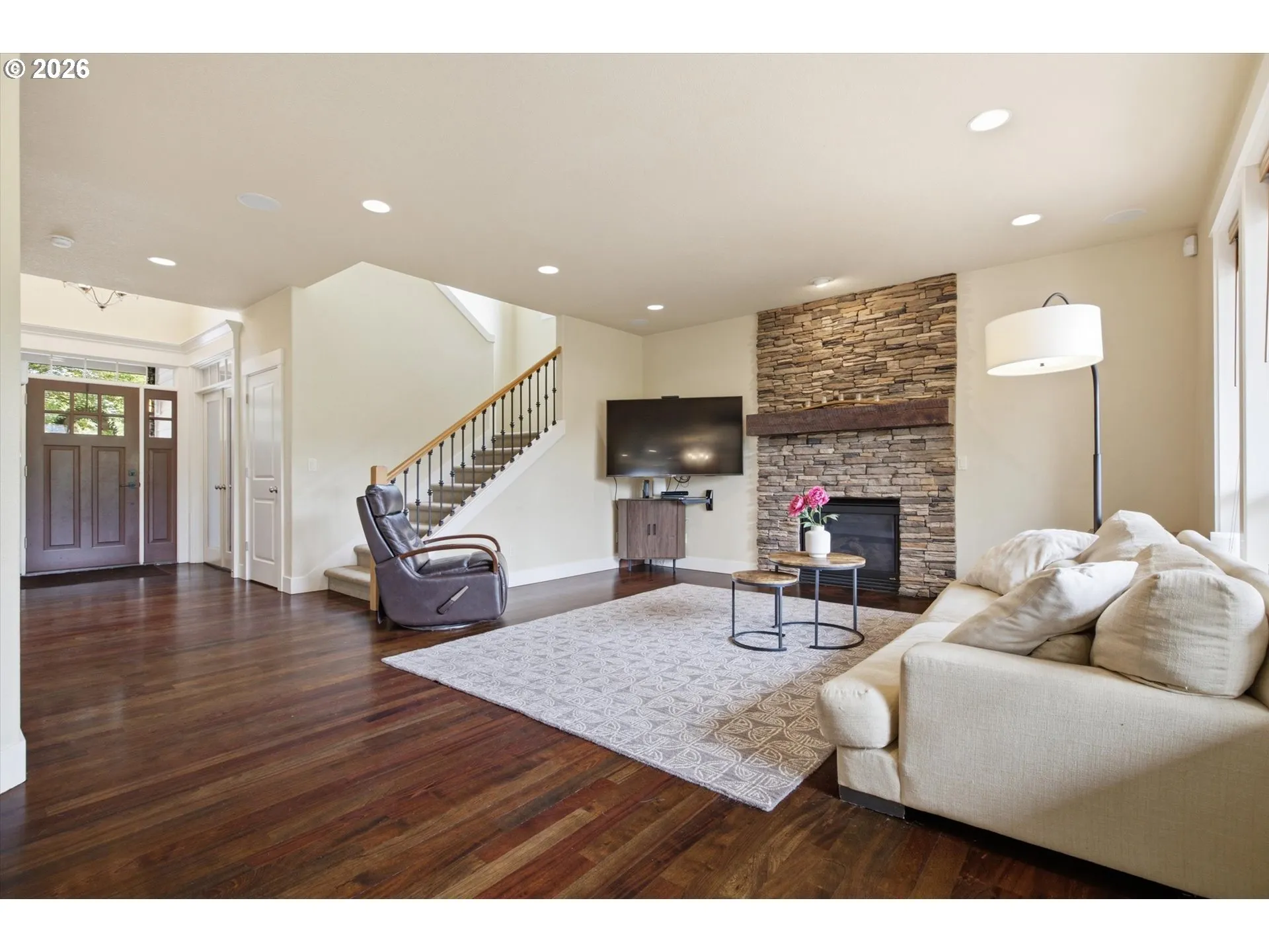 Living Room/Entrance