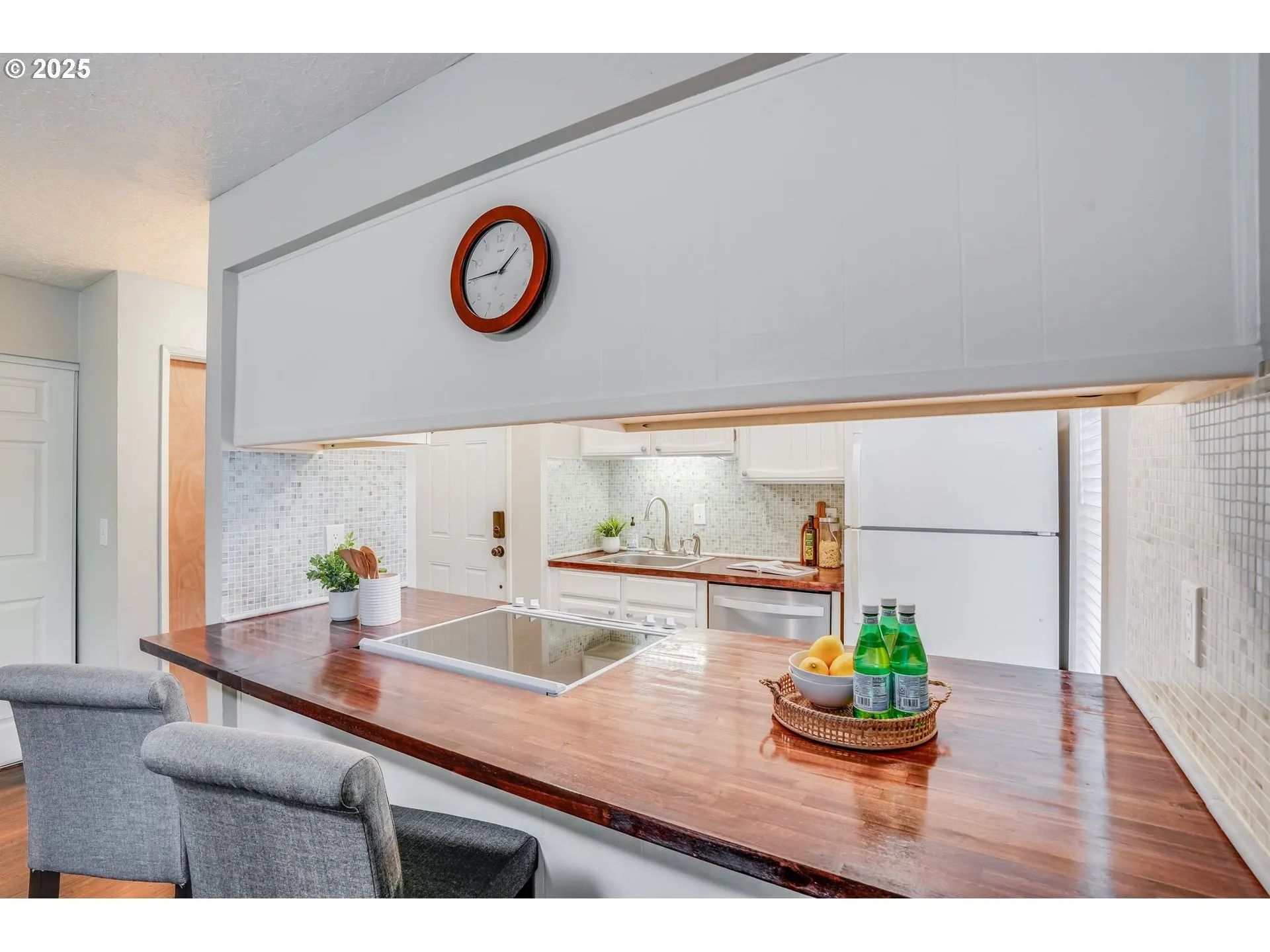 Kitchen-Breakfast Bar