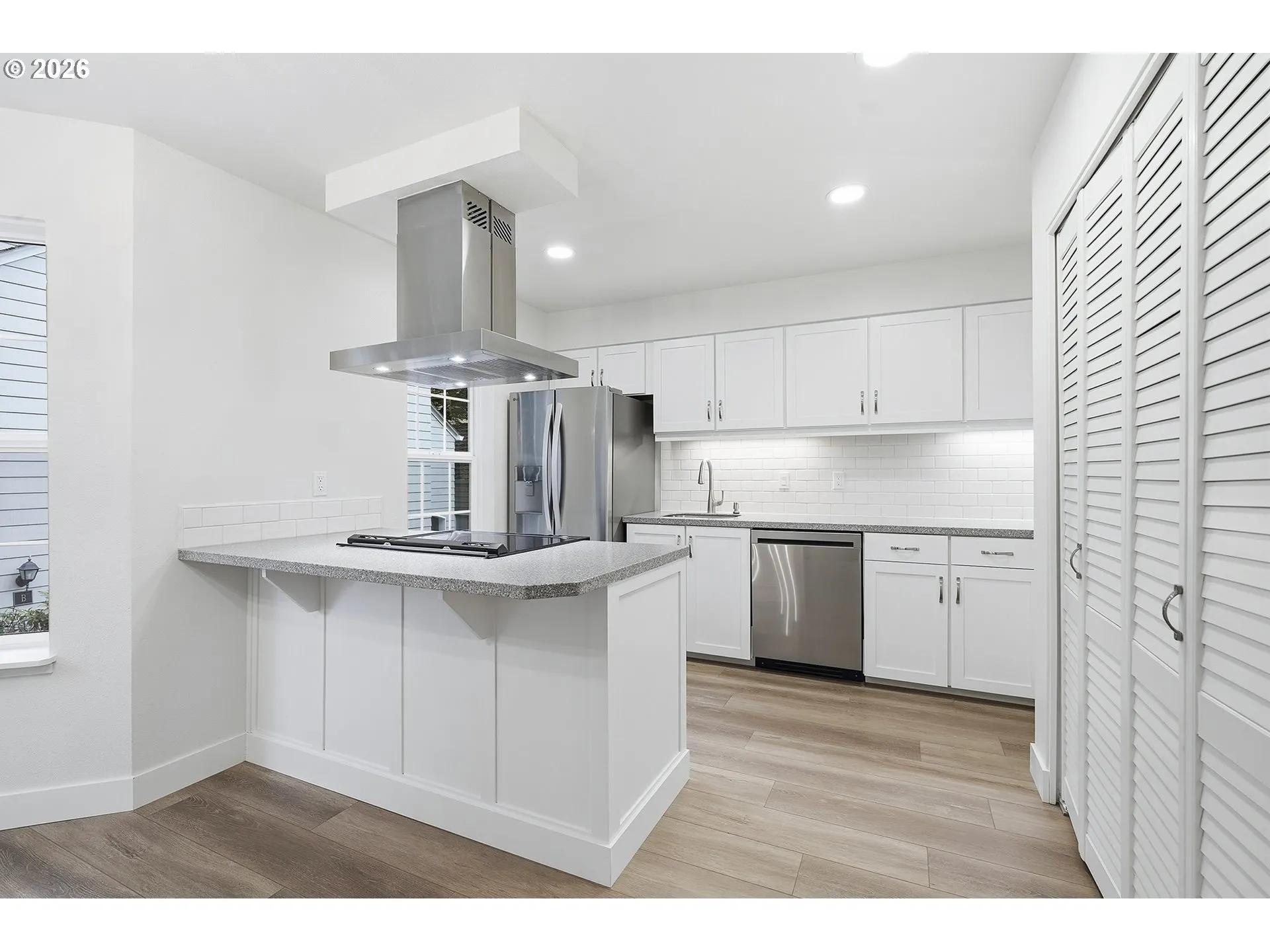 Kitchen-Breakfast Bar