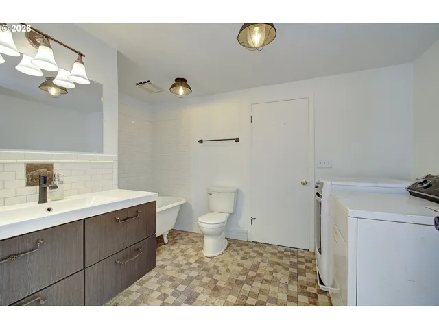 Bedroom, Primary