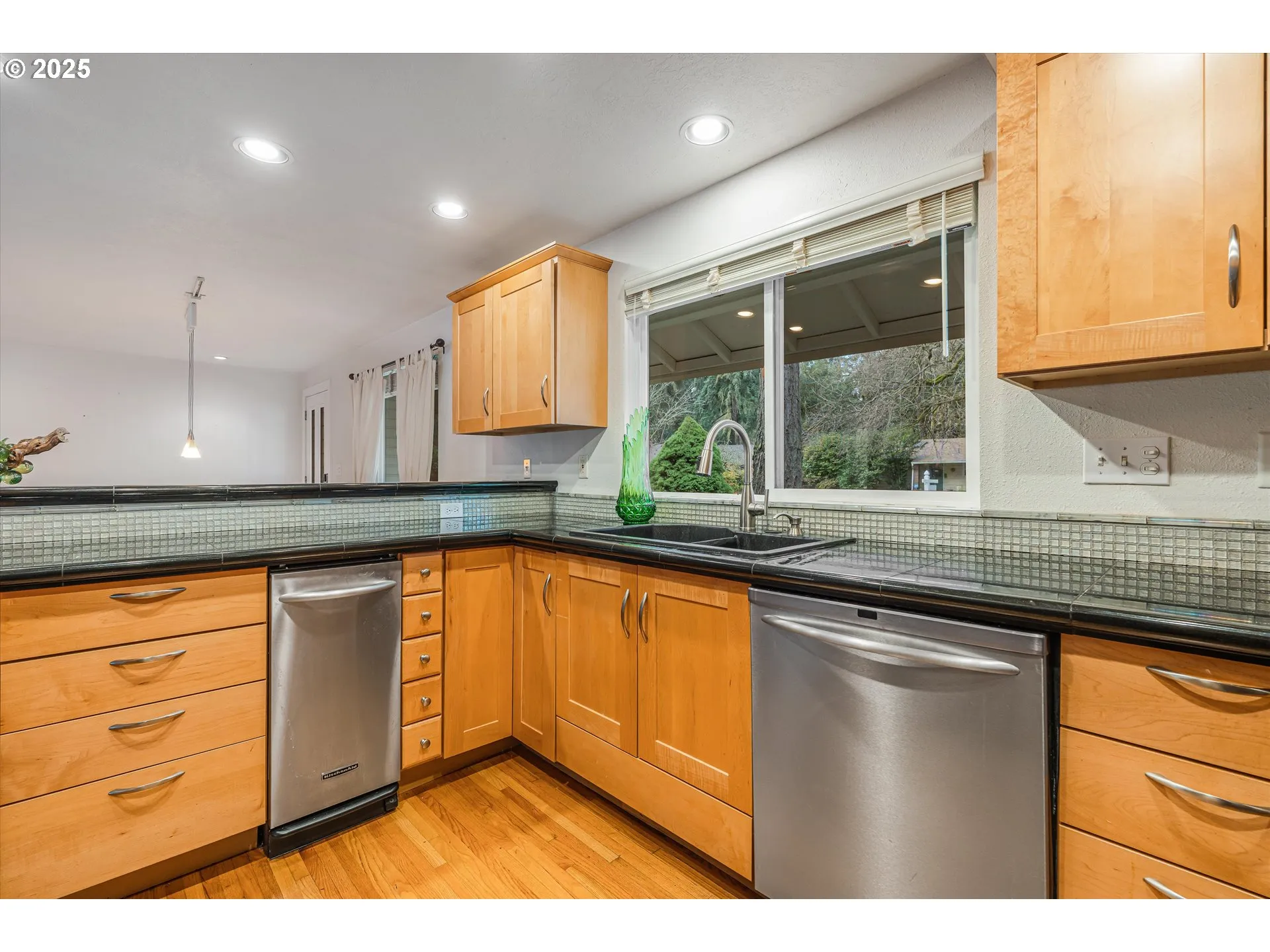 Kitchen-Breakfast Bar