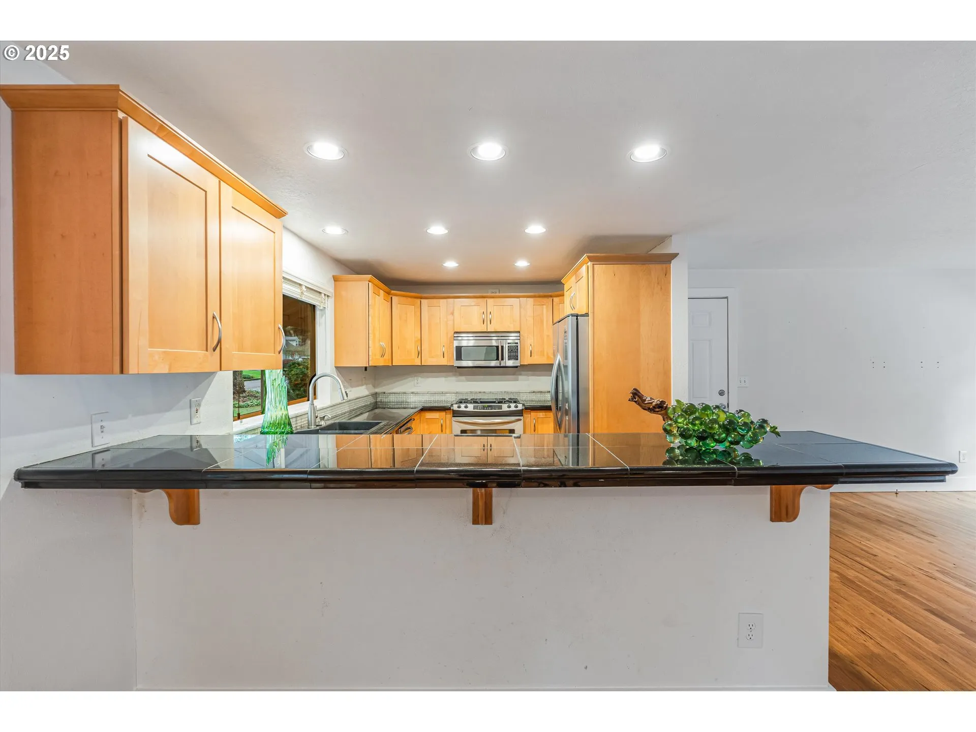 Kitchen-Breakfast Bar