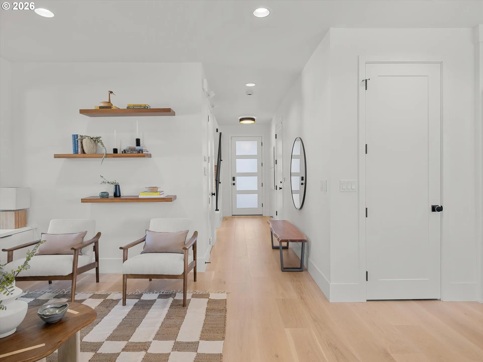 Living Room/Entrance
