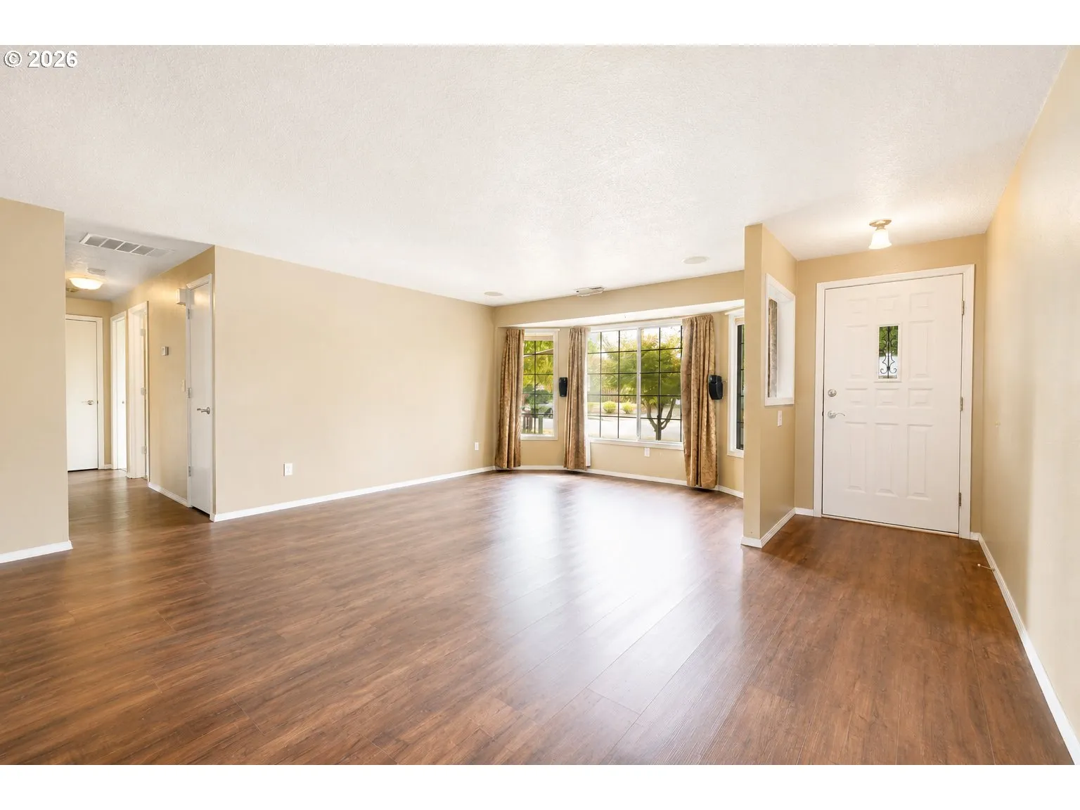 Living Room/Entrance