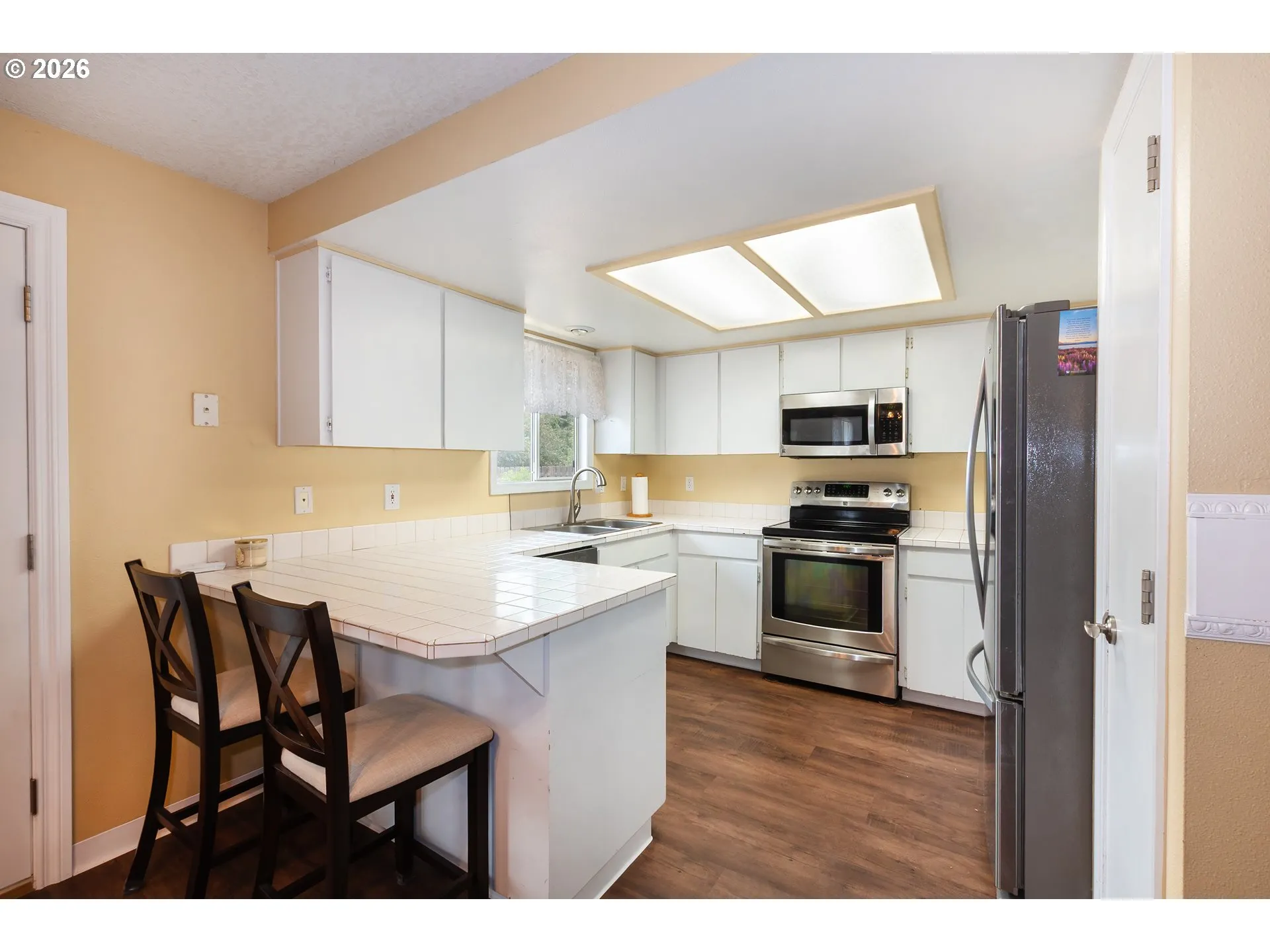 Kitchen-Breakfast Bar