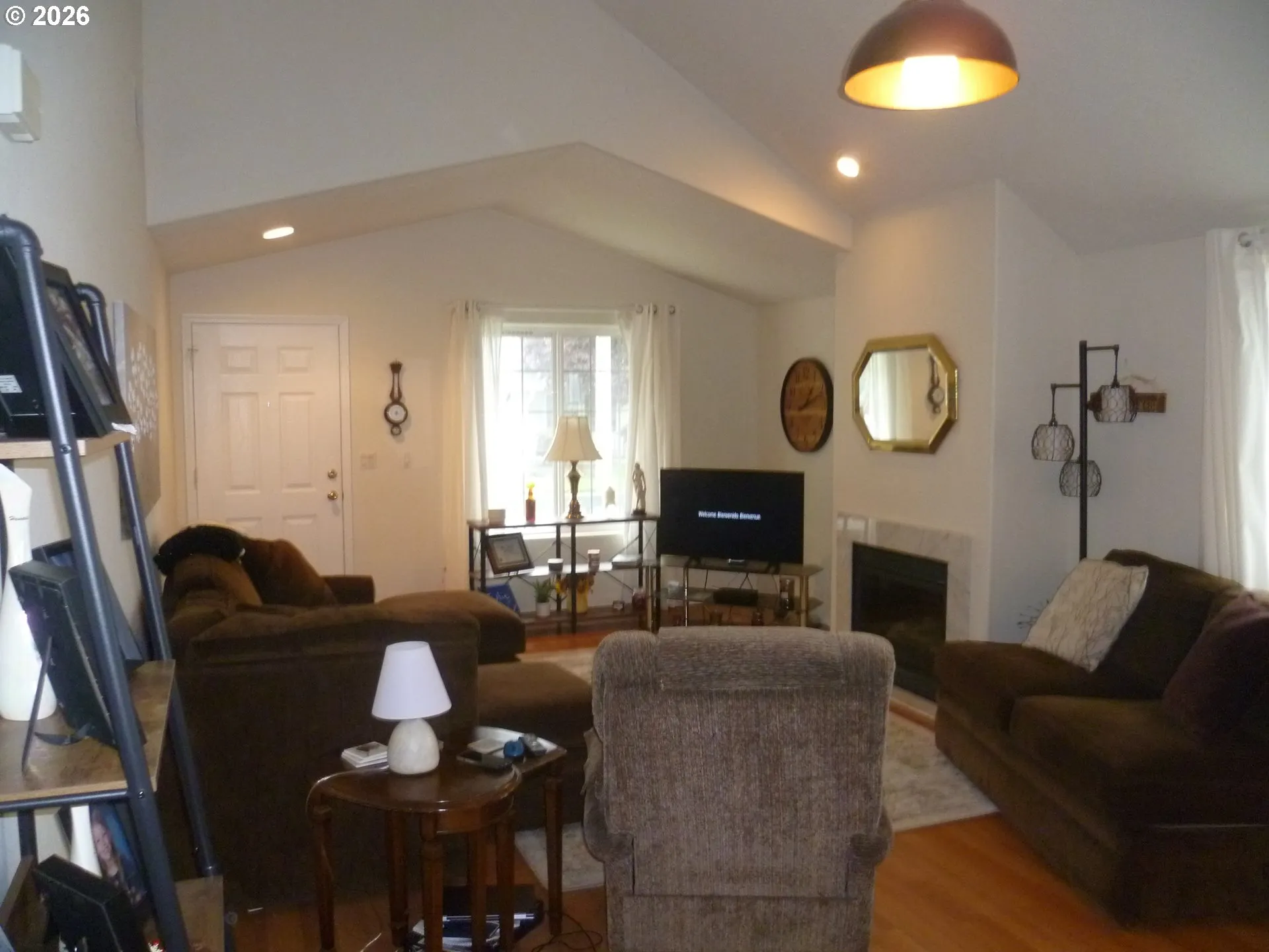 Living Room/Entrance