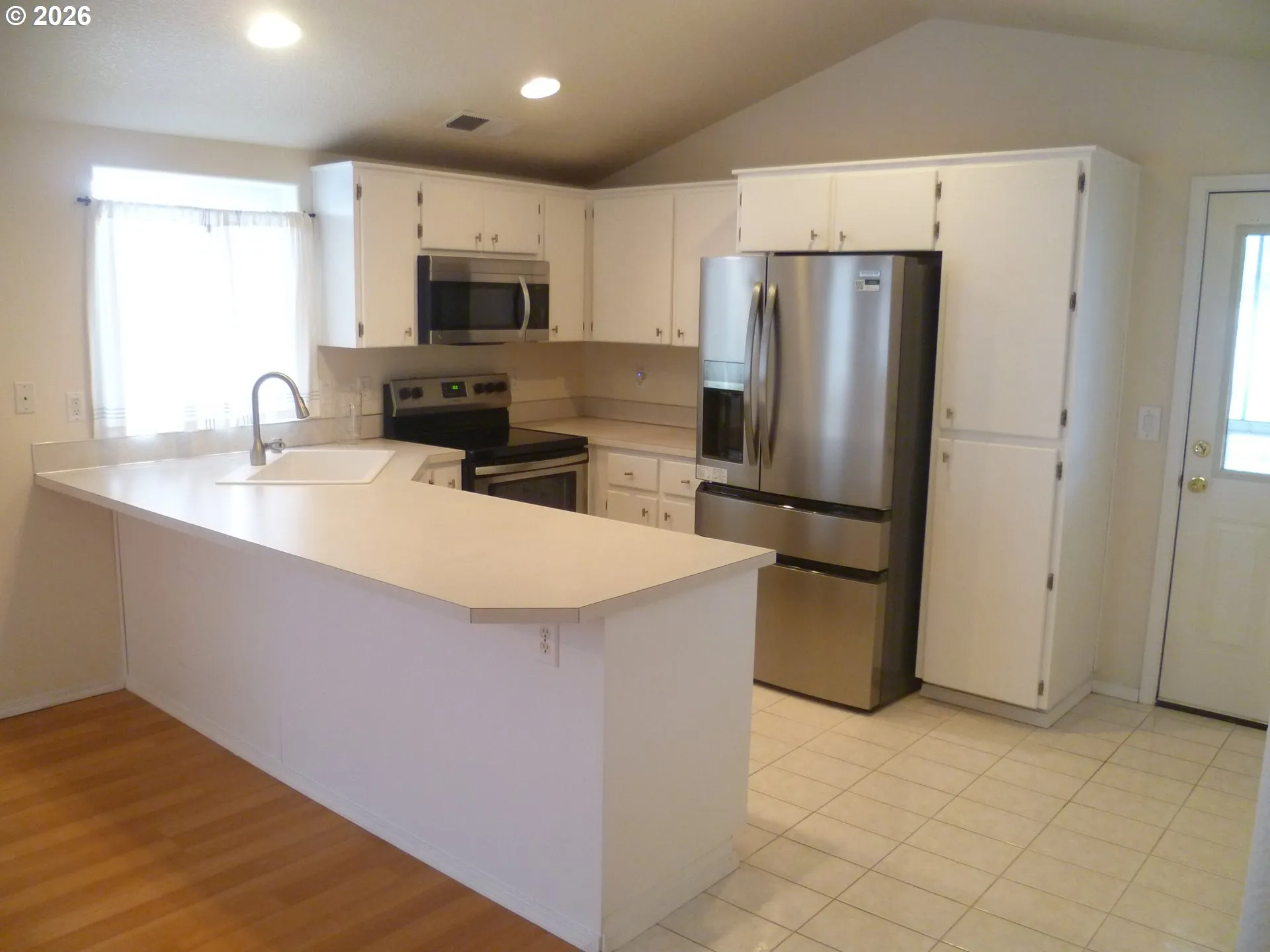 Kitchen-Breakfast Bar