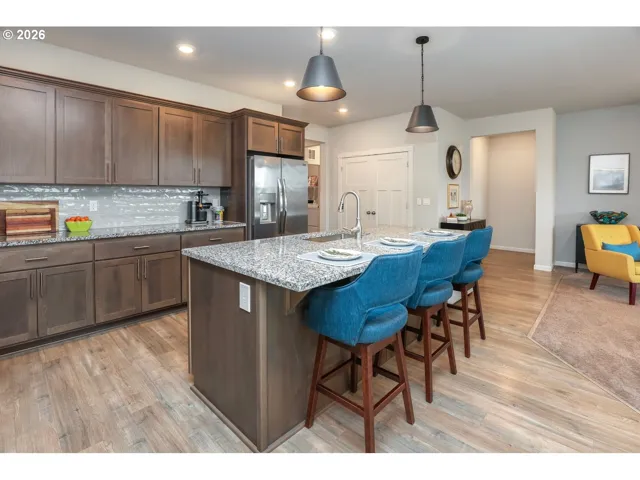 Kitchen-Breakfast Bar