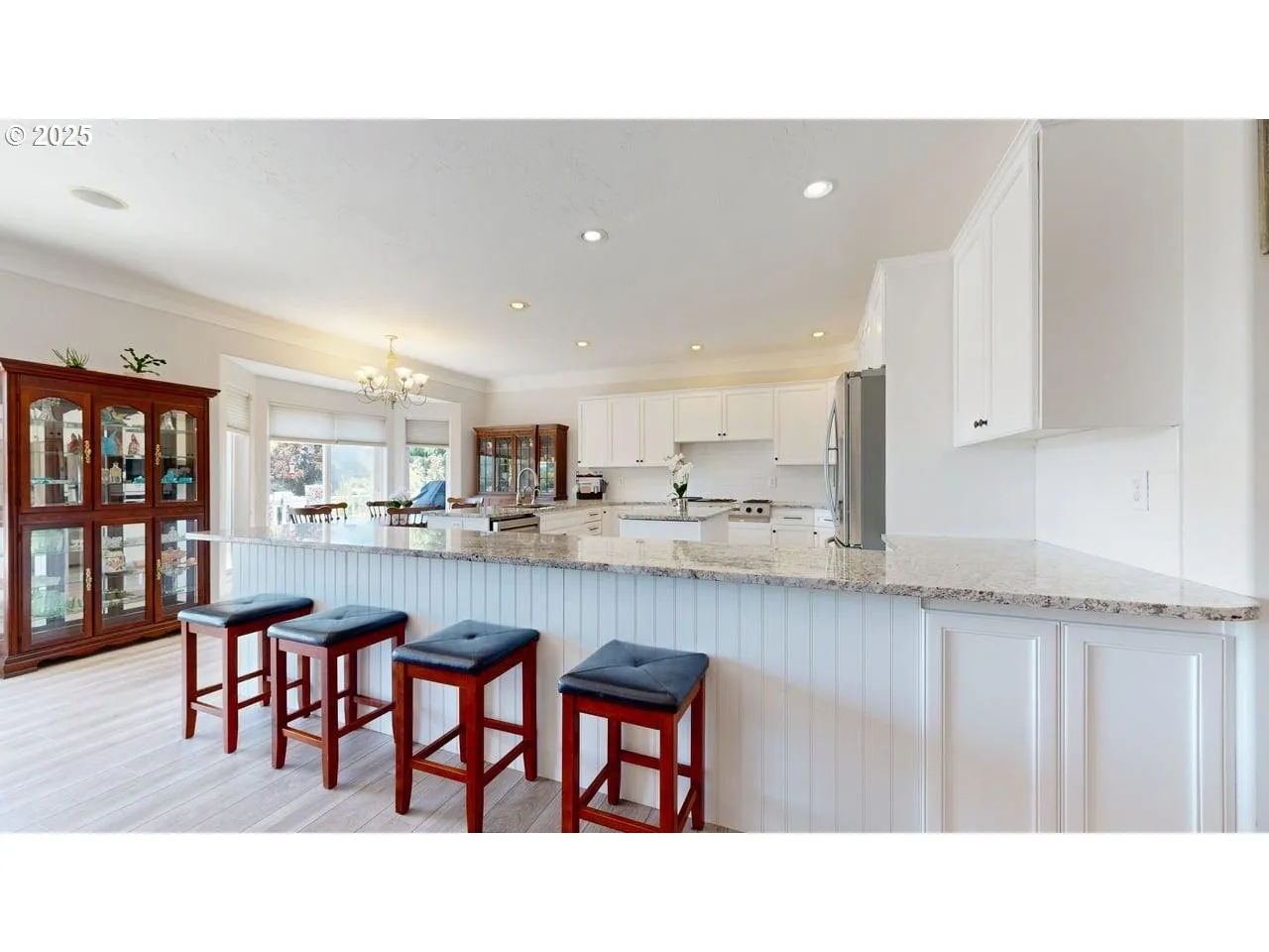Kitchen-Breakfast Bar