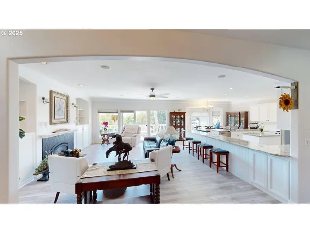 Living Room/Entrance