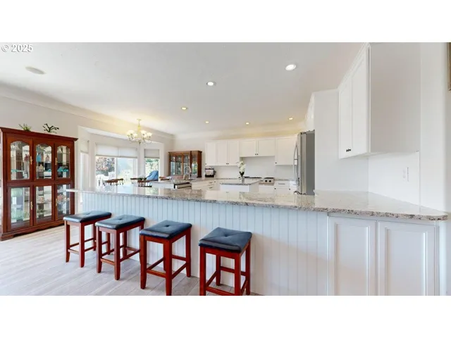 Kitchen-Breakfast Bar