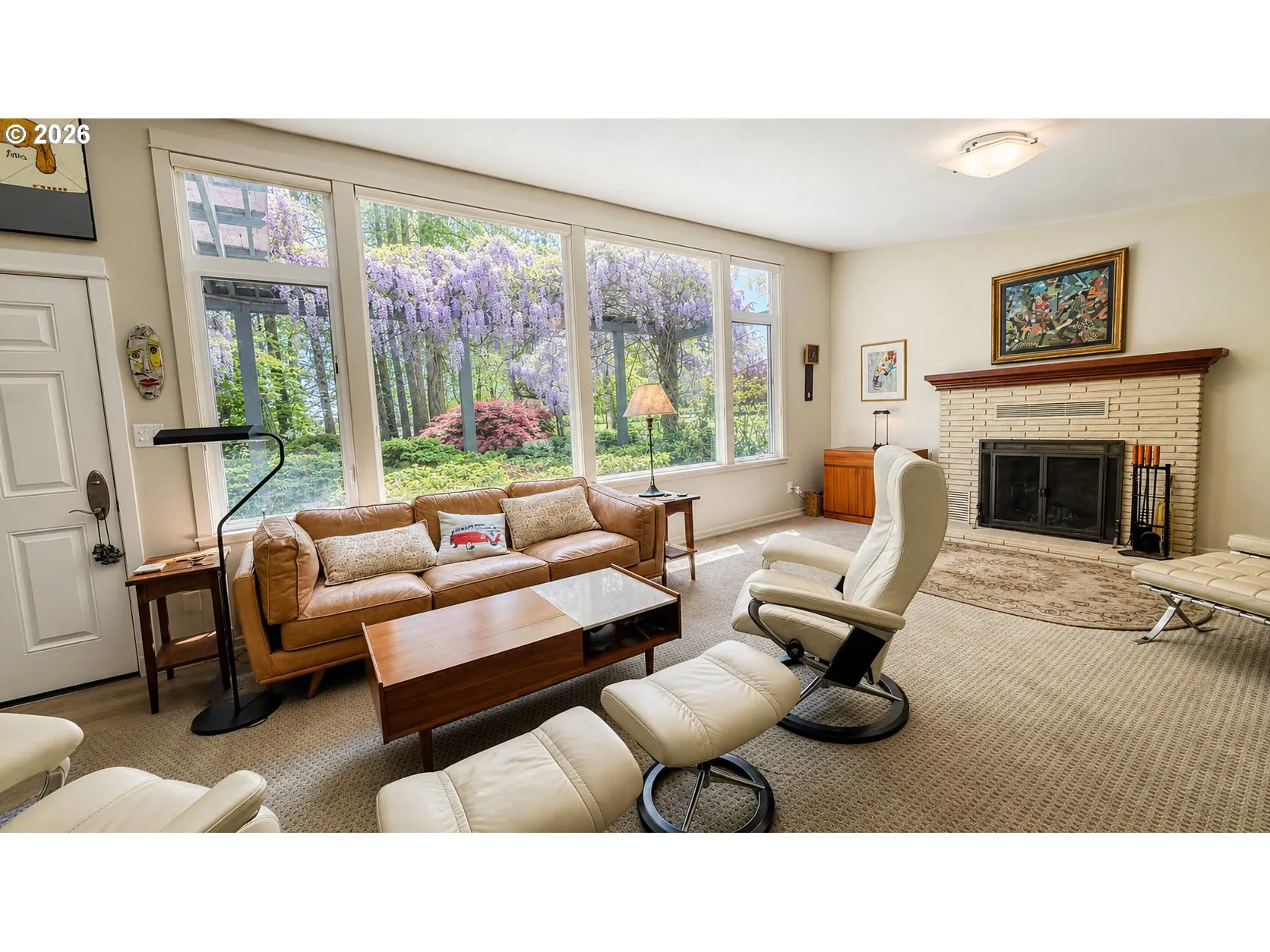 Living Room/Entrance