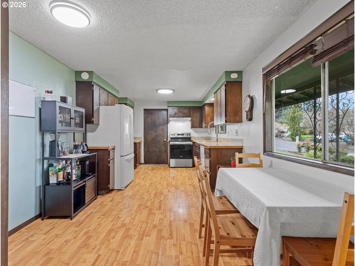 Kitchen-Eating Area