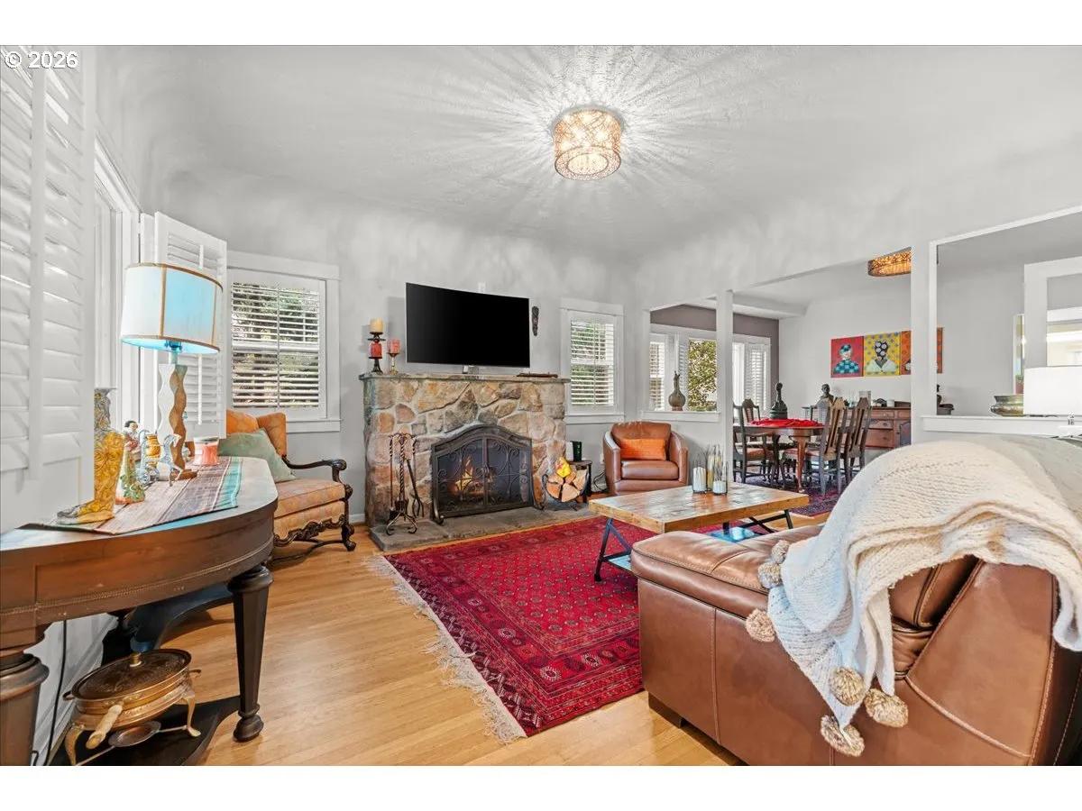 Living Room-Fireplace