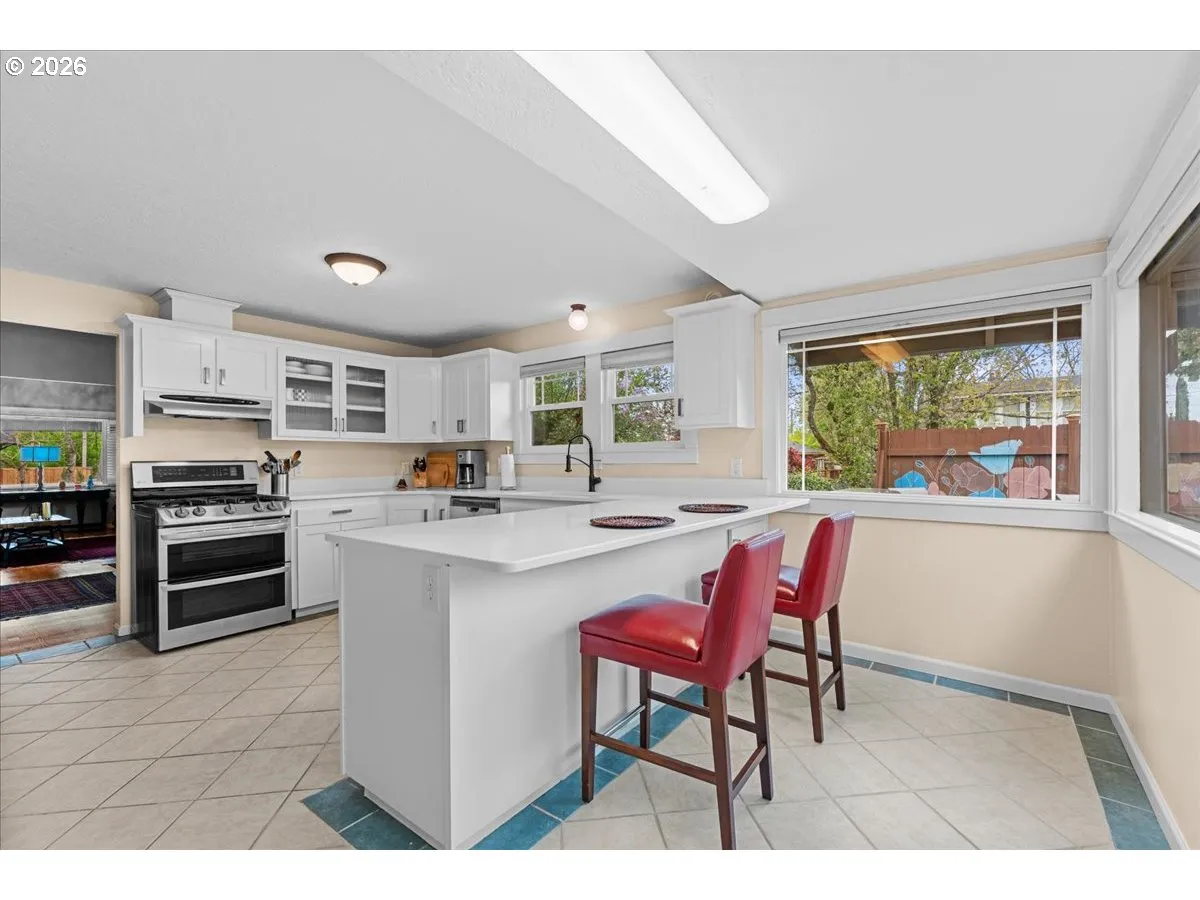 Kitchen-Breakfast Bar
