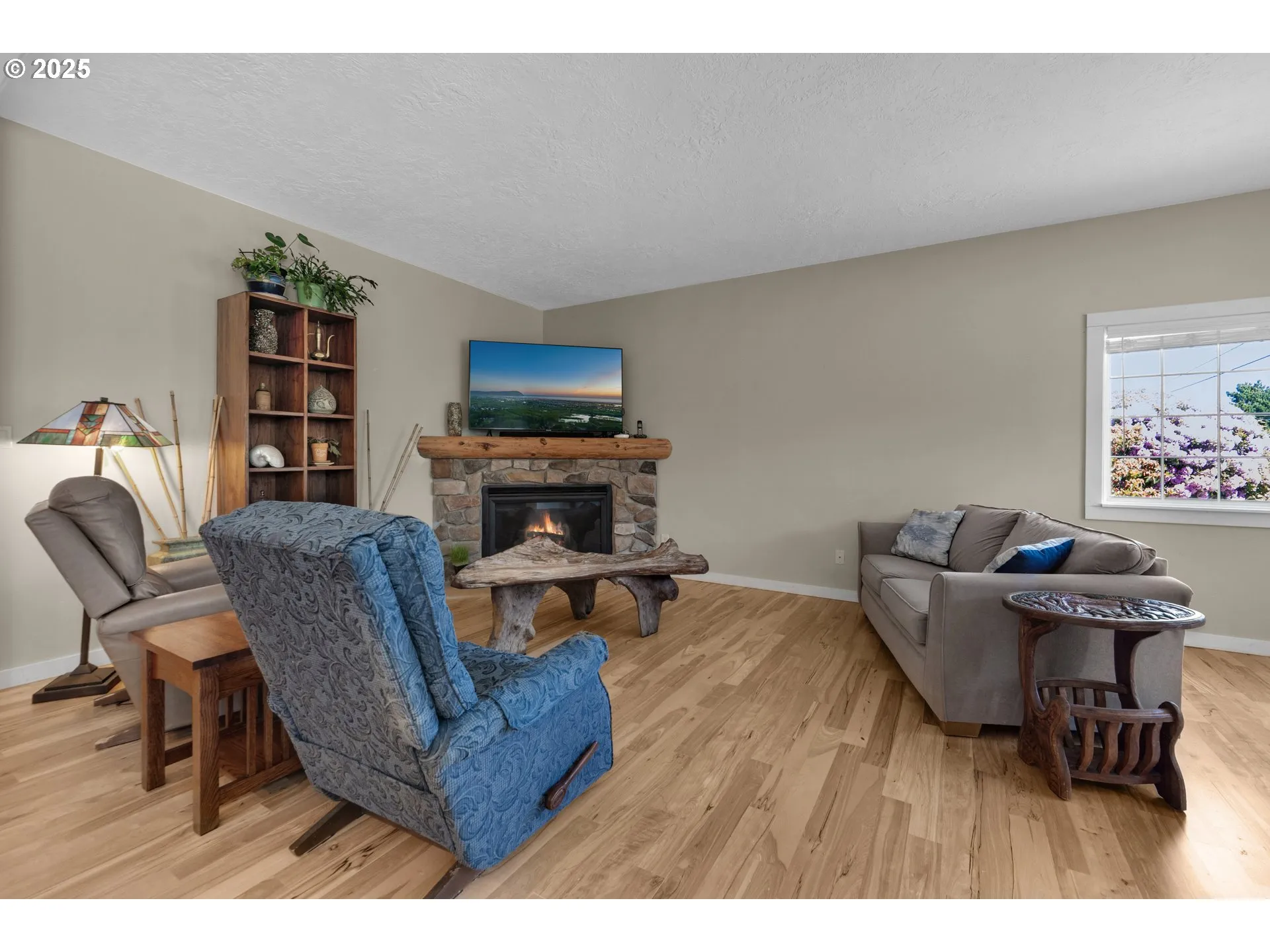 Living Room-Fireplace